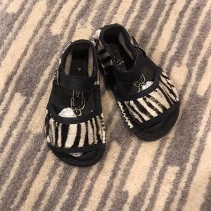 NEW Bear Feet SZ 6 zebra sandals